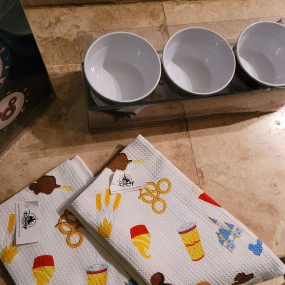 NWT Matching Disney ICON Set of 4 plates, Appetizer & Towel Sets - Picture 6 of 15
